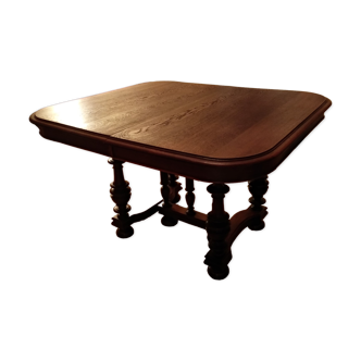 Table en chêne de style Henri II, facilement logeable et offrant jusqu'à 10 places