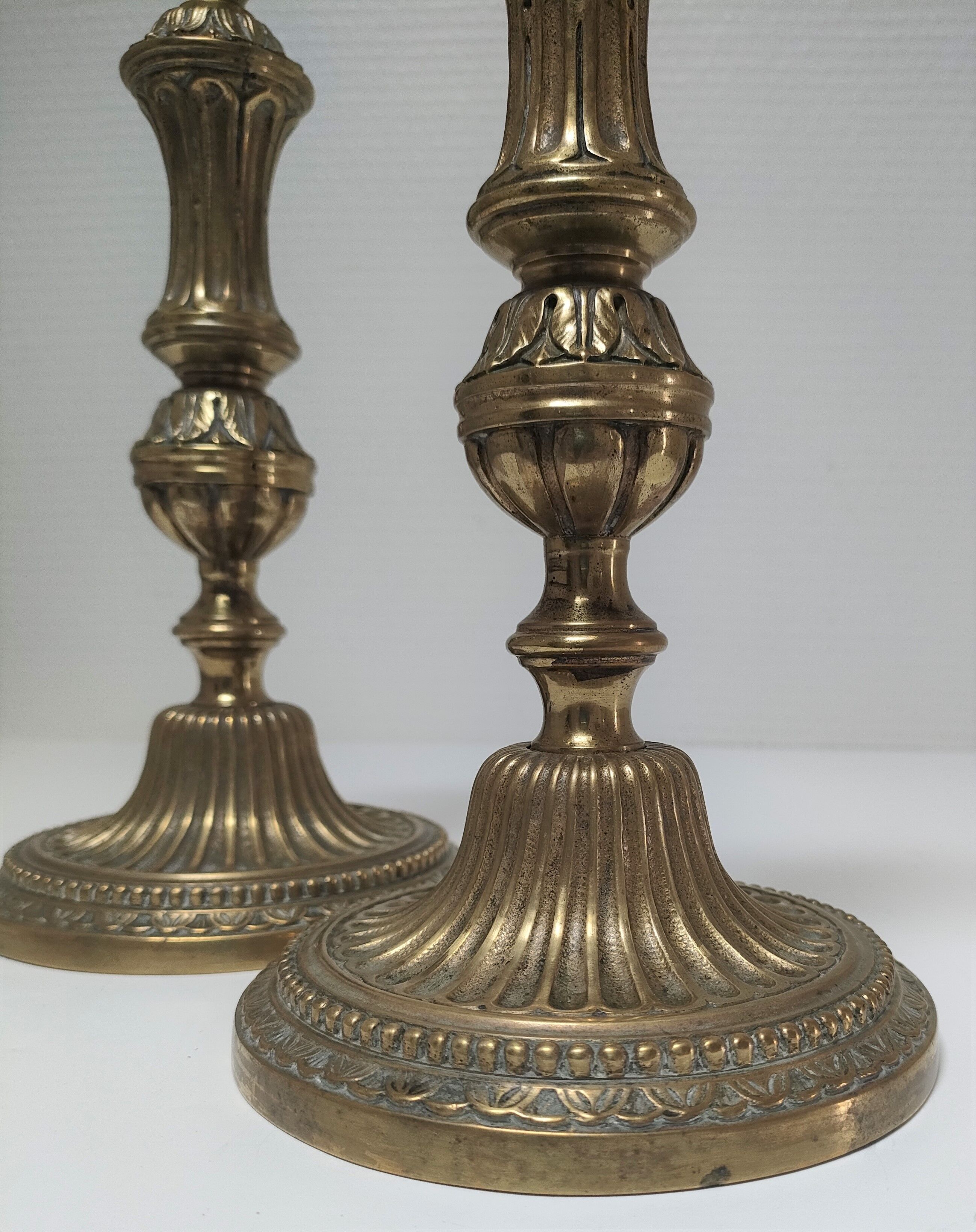 Paire de bougeoirs flambeaux bronze doré patiné style louis xvi époque 19ème