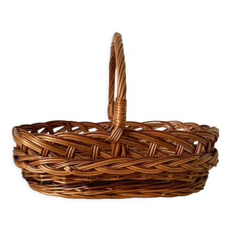 Oval basket with handle