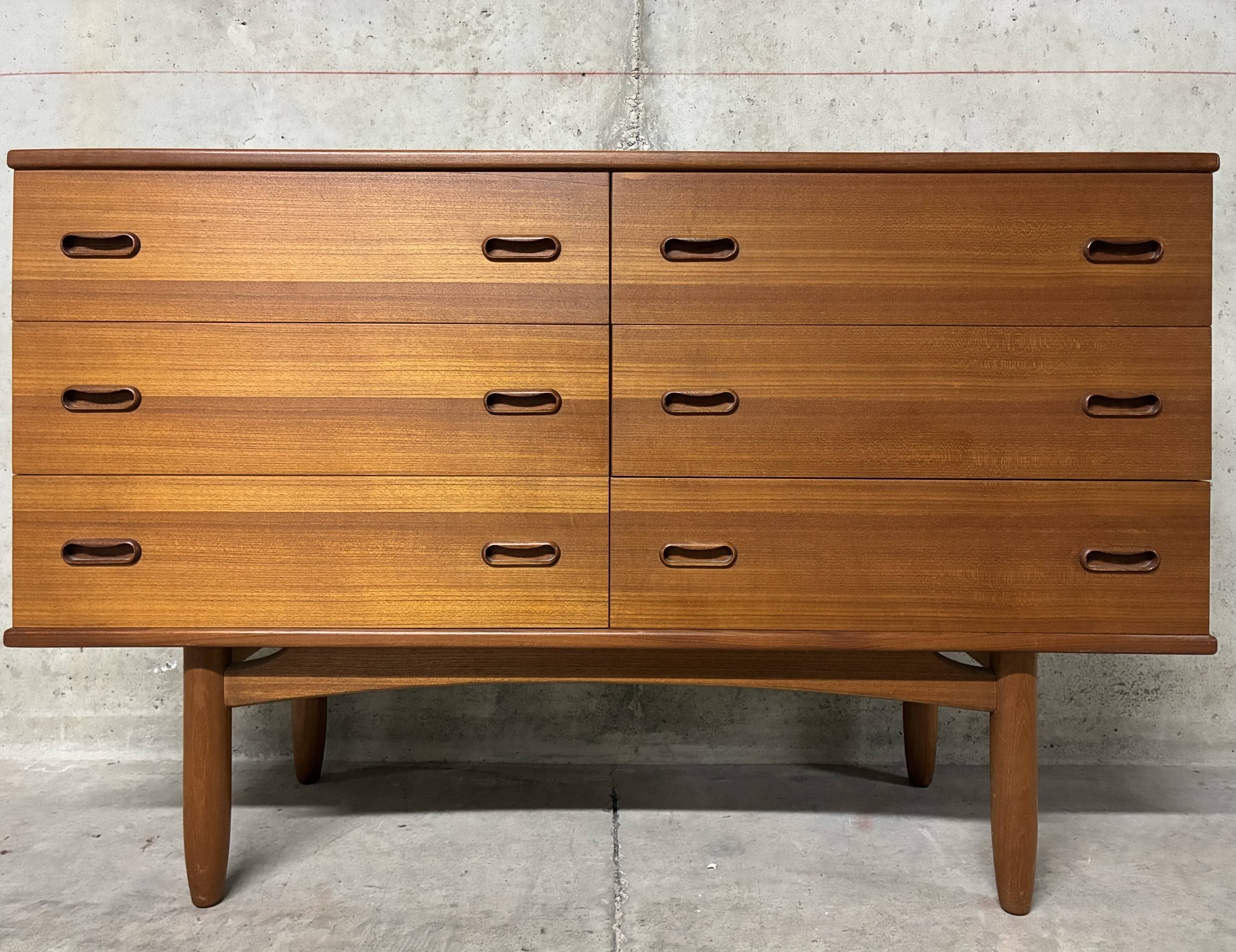 Double enfilade commode with 6 drawers, vintage Scandinavian from the 1960s.