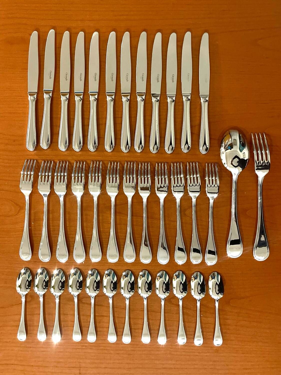 Christofle perles acier ,ménagère 38 pièces état neuf