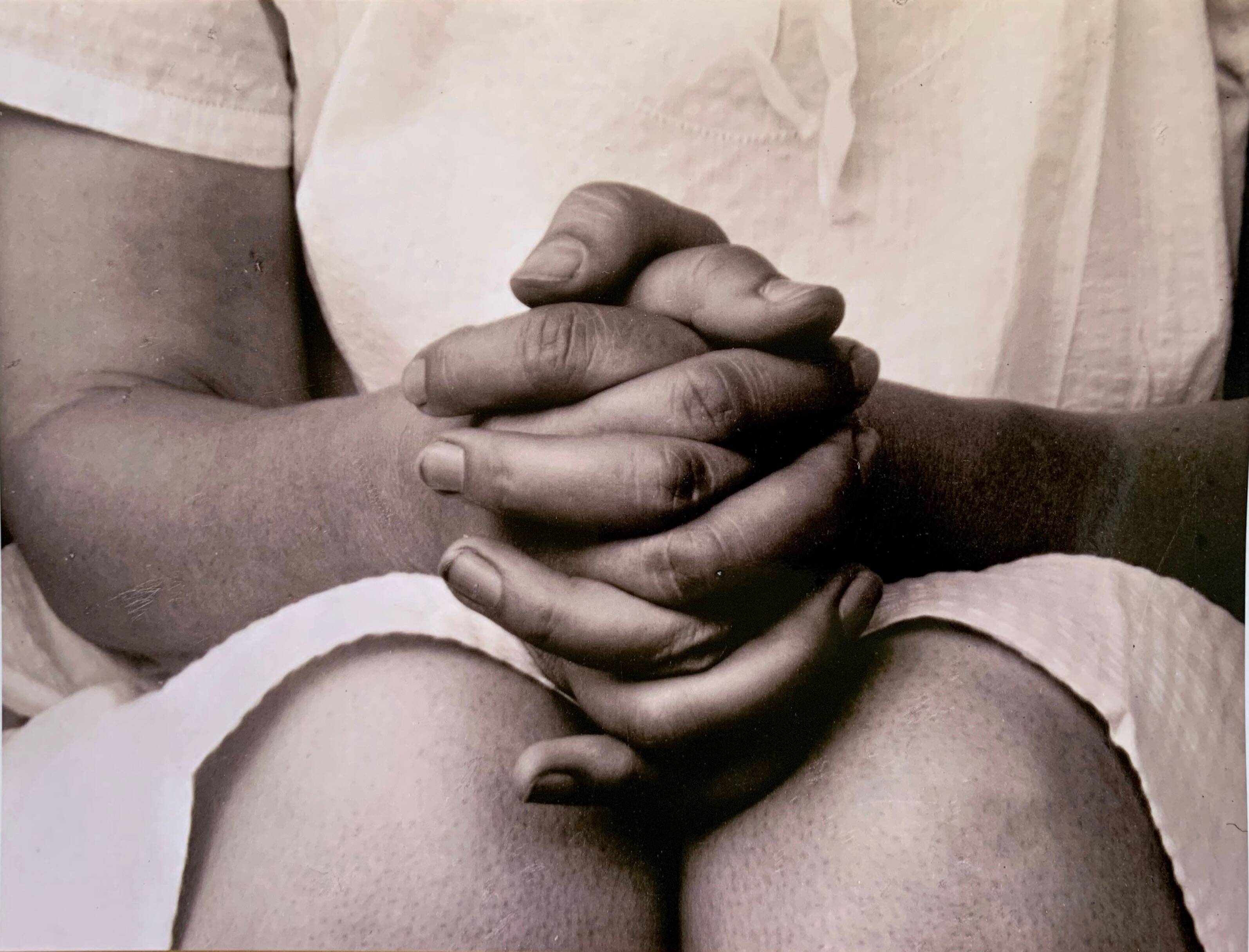 Alfred Stieglitz – Hands, 1933 L'élégance du geste en noir & blanc