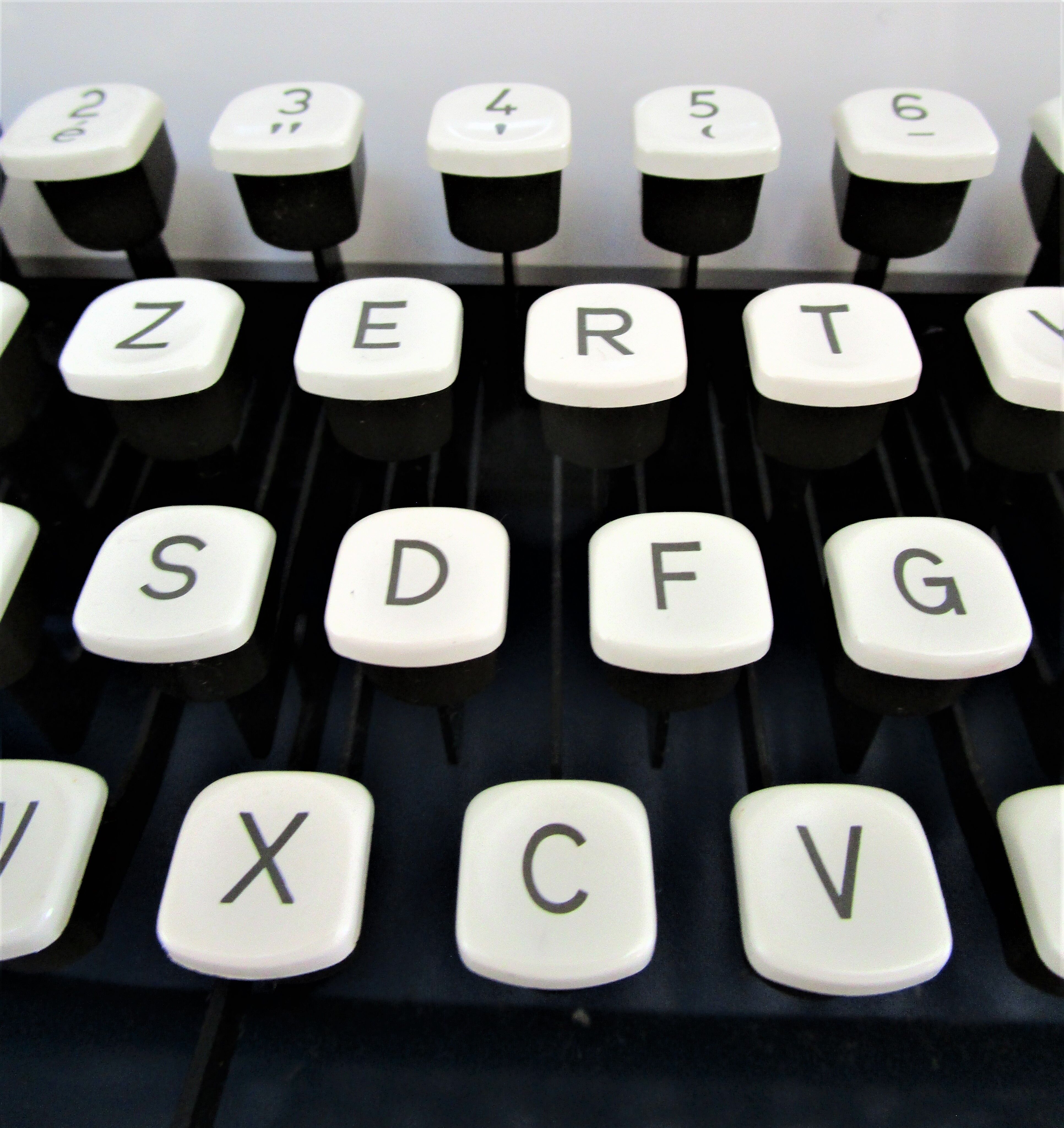 typewriter Remington Sperry rand Envoy III blue and white 70s