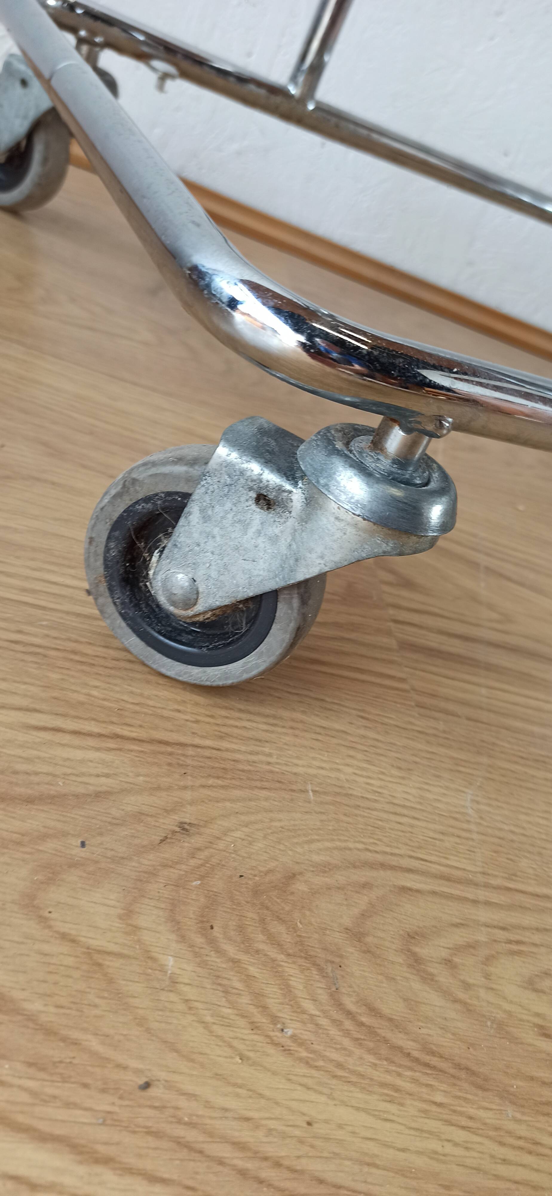 Chariot table pliante sur roulettes années 70.