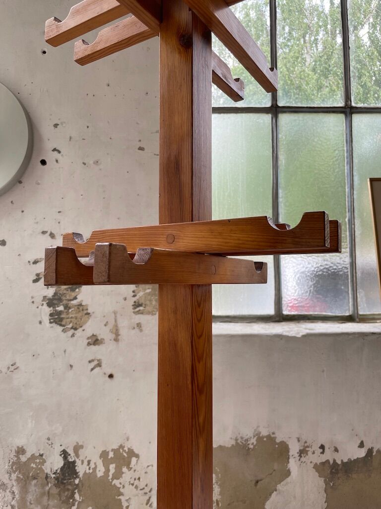 Patère wears pine coat 70