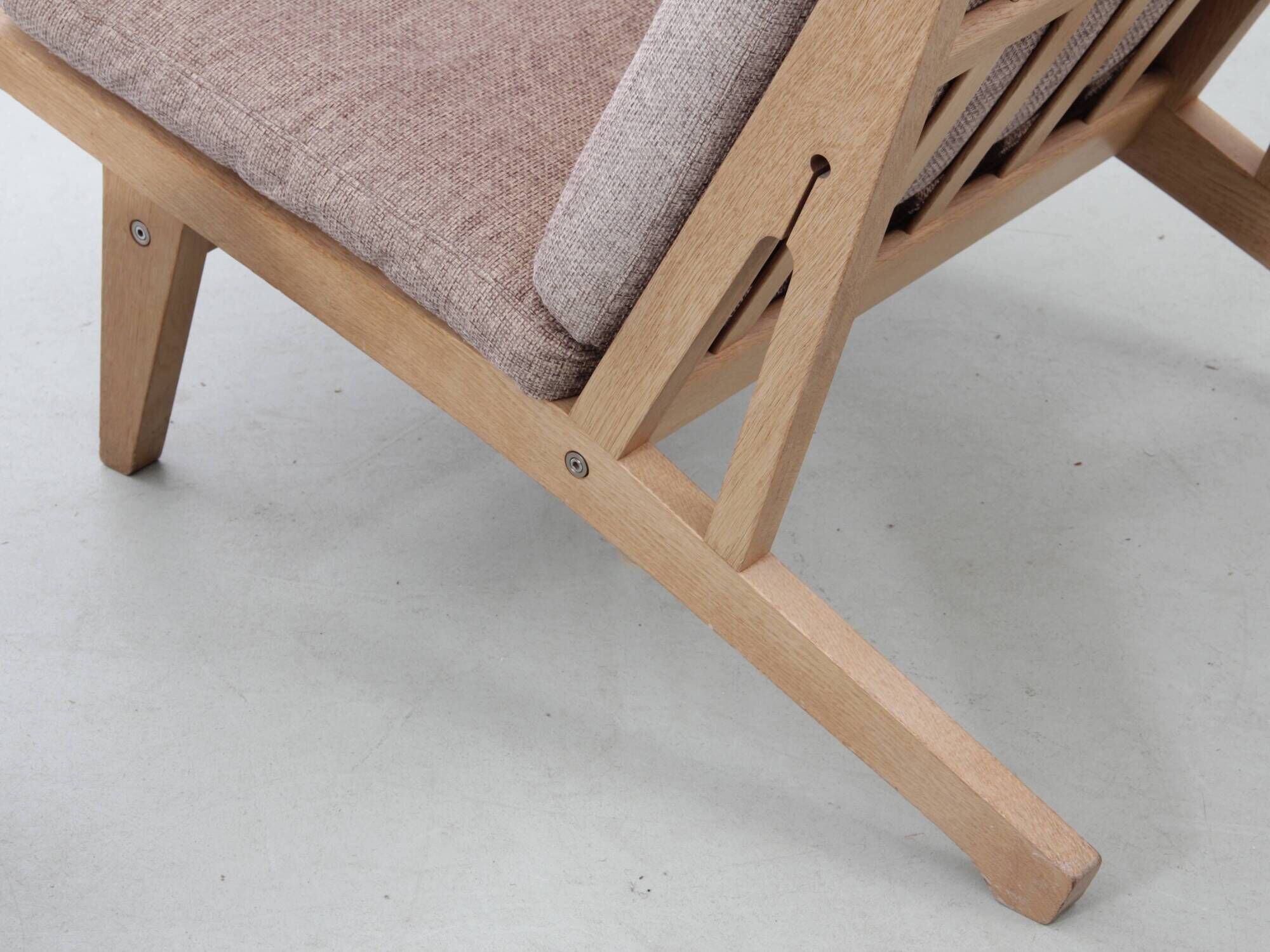 Pair of Scandinavian armchairs GE 375, with 1 pair of armrests.