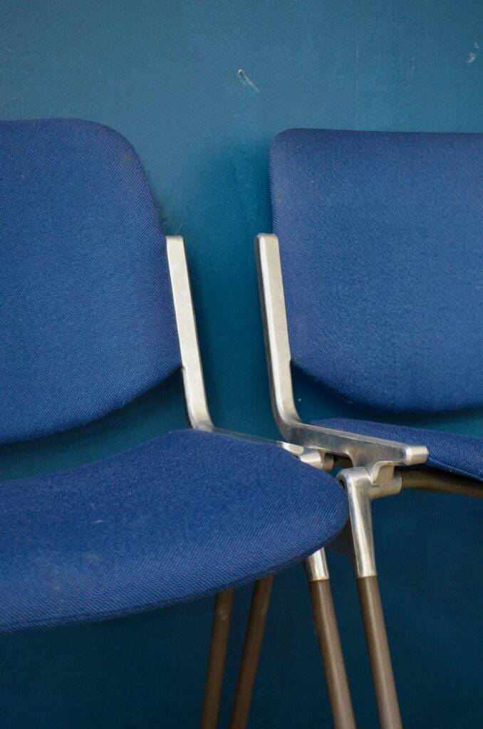 Lot de 20 chaises DSC 106 bleues de Giancarlo Piretti pour Castelli.