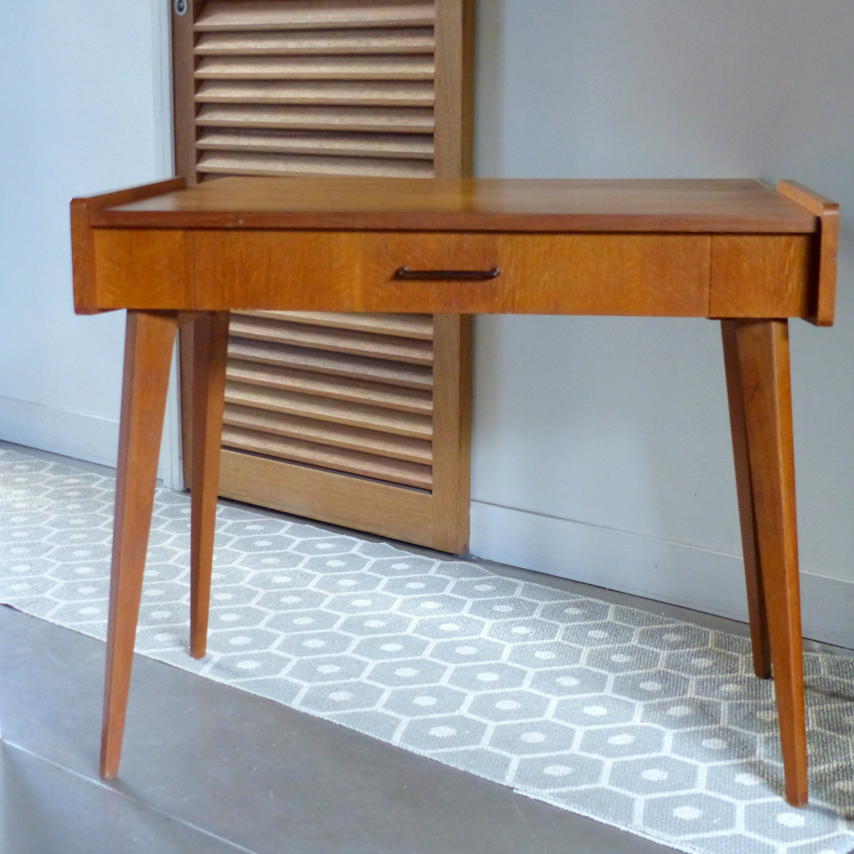 Bureau moderniste à pieds compas