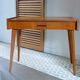 Bureau moderniste à pieds compas