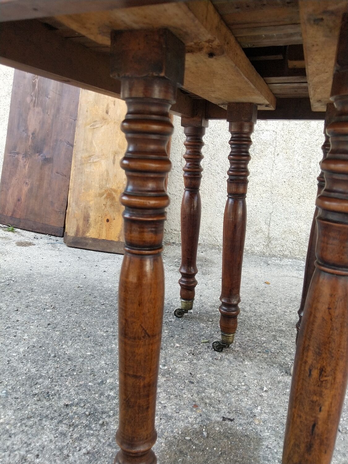 Extending table with 8 legs