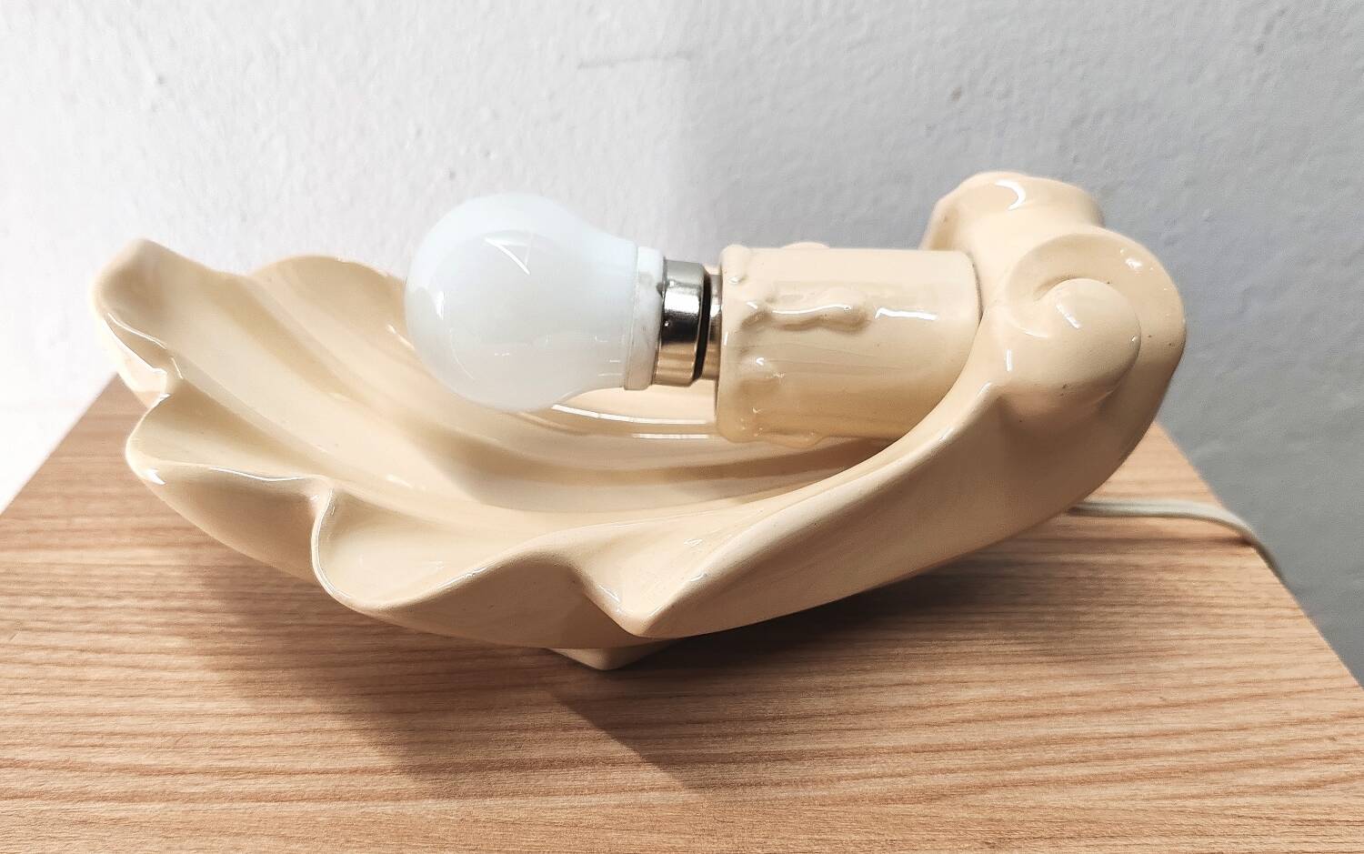 Beige ceramic shell lamp wall lamp from the 40s