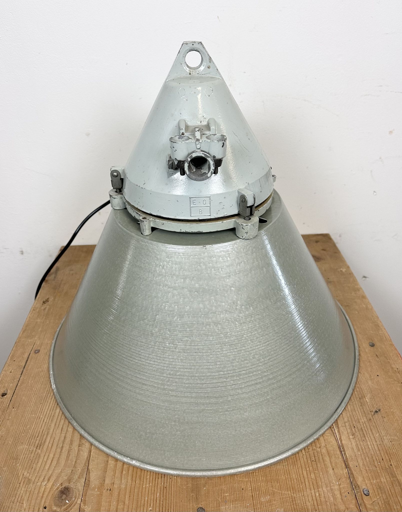 Lampe antidéflagrante industrielle avec abat-jour en aluminium d’Elektrosvit, années 1970