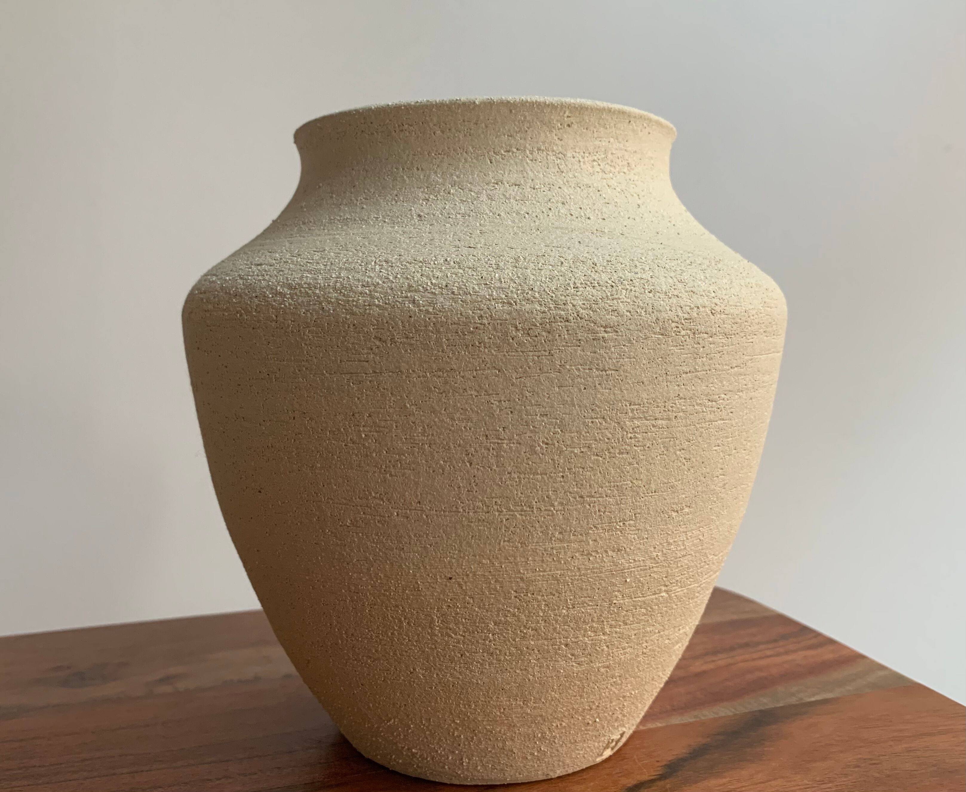 Chamotted white sandstone vase