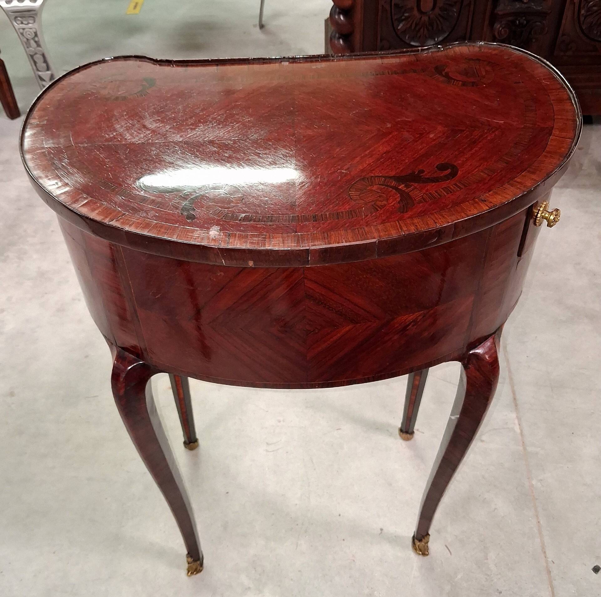 Lady's Commode in Marquetry, Louis XV style, work of the 20th century.