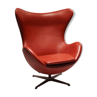 Fauteuil Egg en cuir rouge conçu par Arne Jacobsen