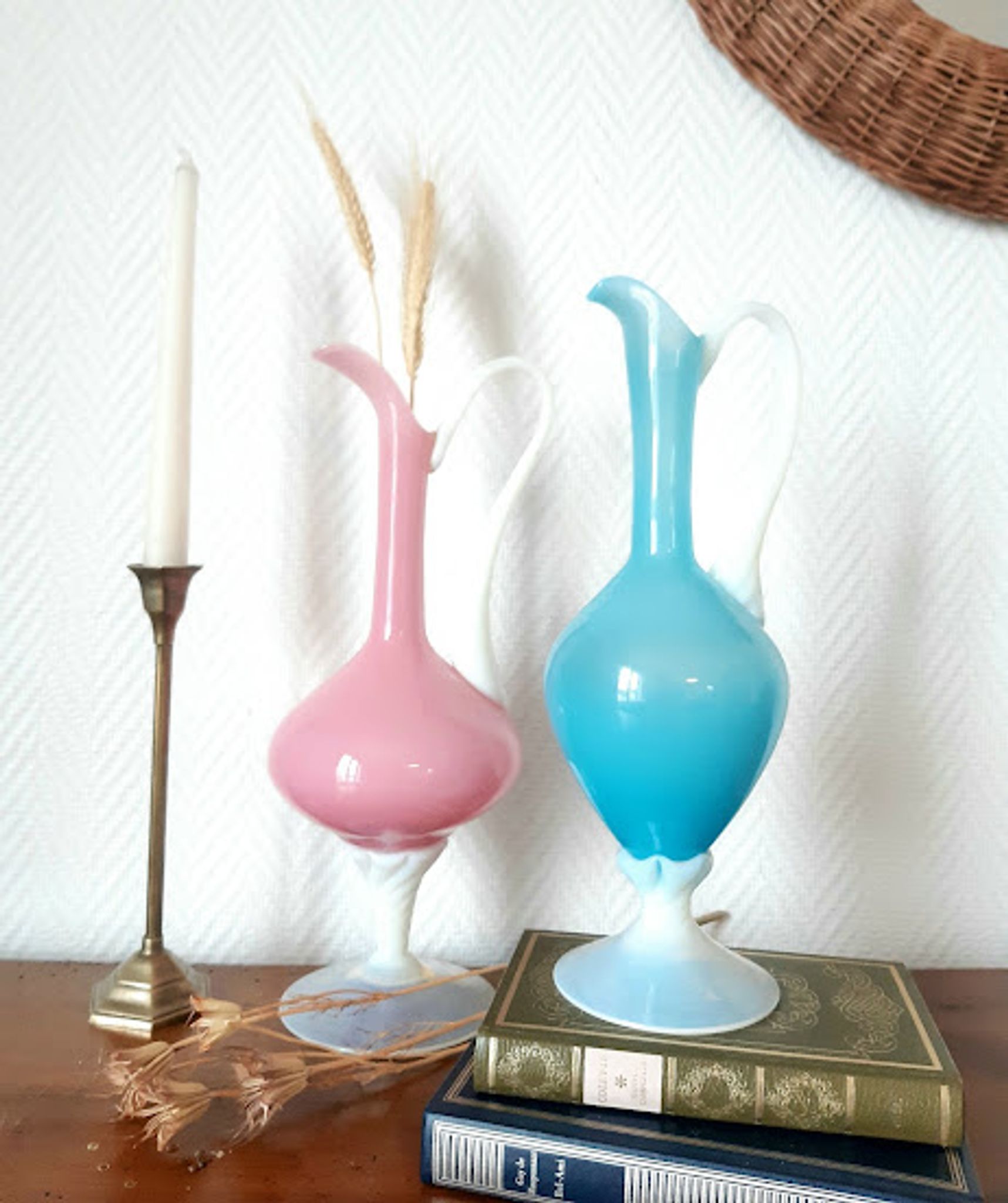 Paire d'aiguières en opaline rose et bleu