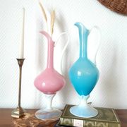 Paire d'aiguières en opaline rose et bleu