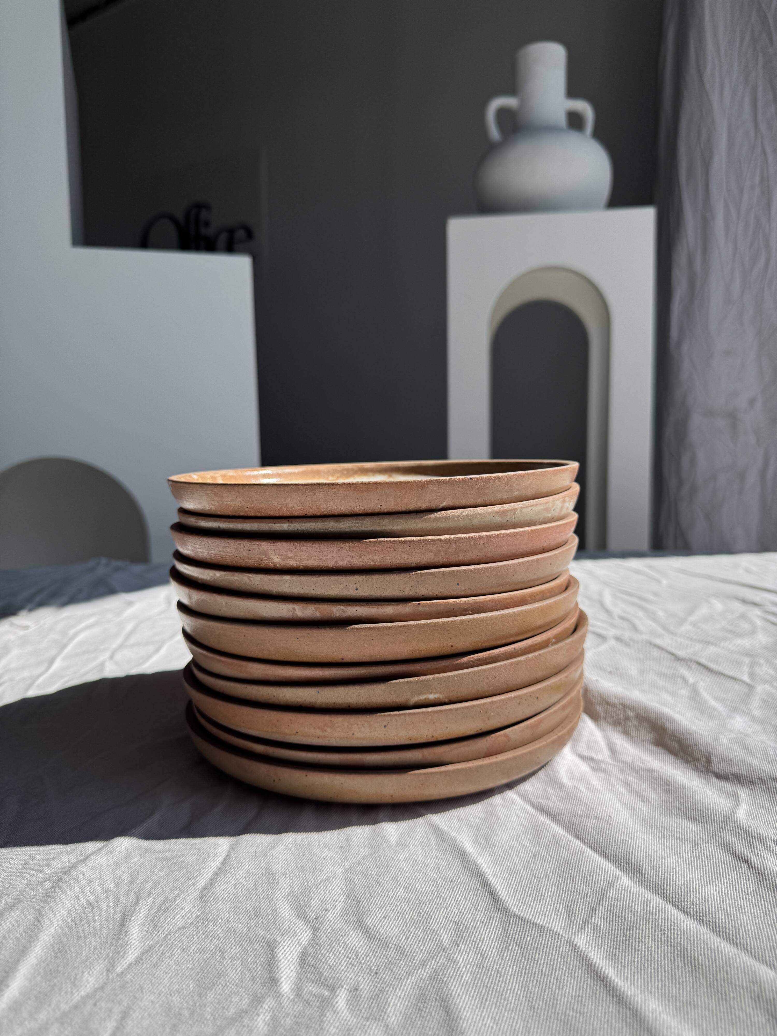 Lot de 11 assiettes en grès beige épais vintage D22,5