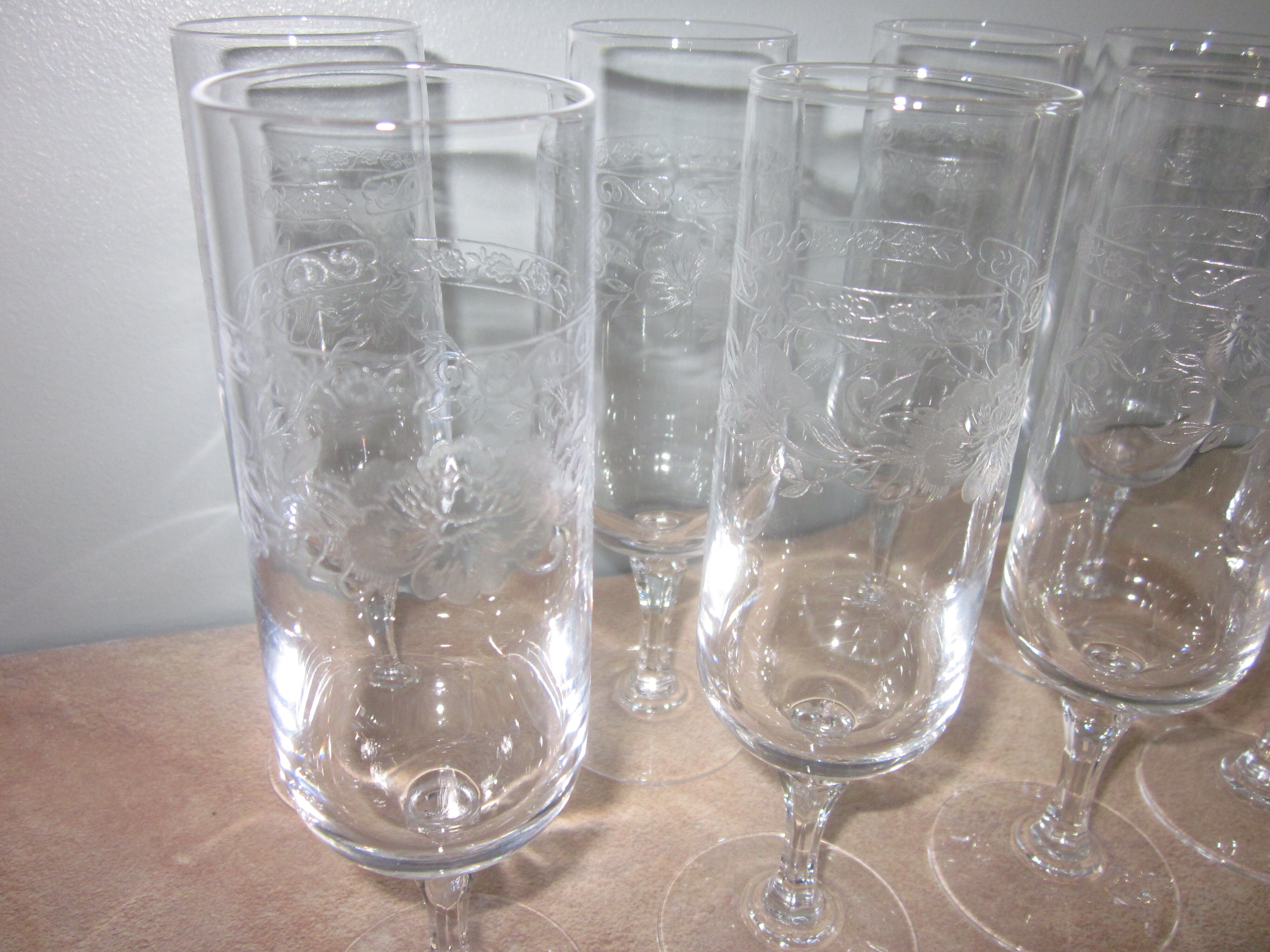 8 champagne flutes in crystal engraved in relief model Matignon