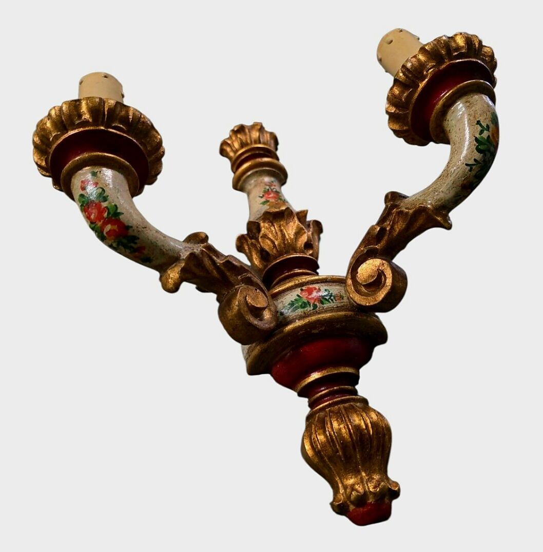 Paire d'appliques Louis XV en bois sculpté et polychrome – XIXe