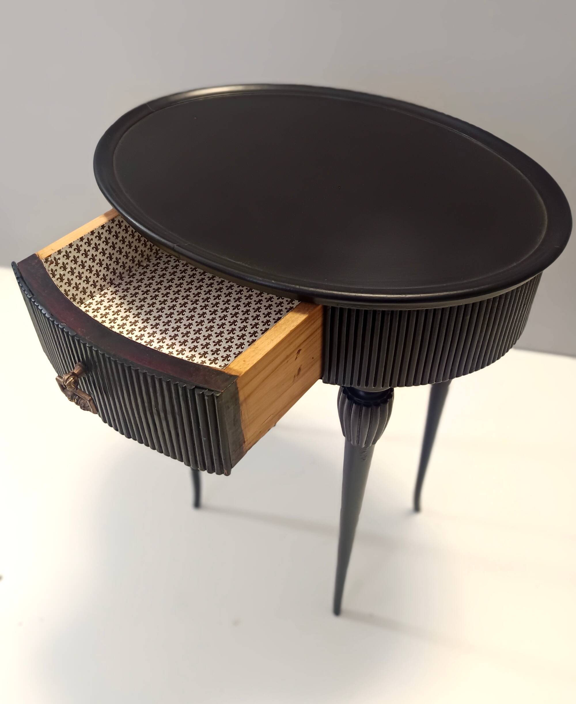 Table d'appoint, table de chevet ovale en hêtre noir ébénisé, Italie