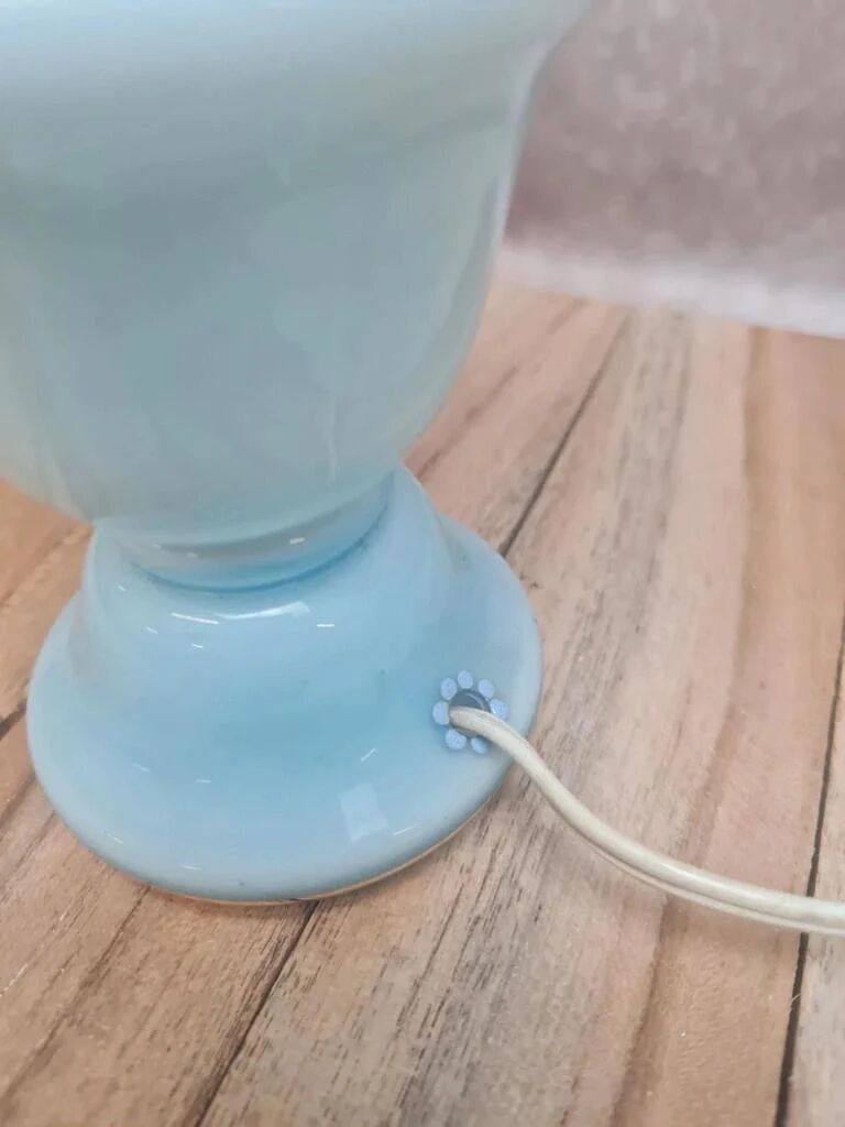 Lampe vintage en opaline bleue – esprit boudoir