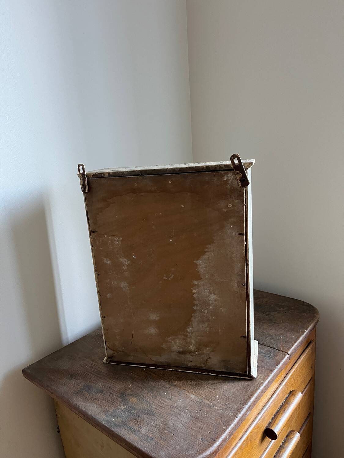 Armoire à pharmacie dans sa patine