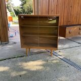 Mid-Century display cabinet in brown wood and glass, 1960s, 2 shelves.