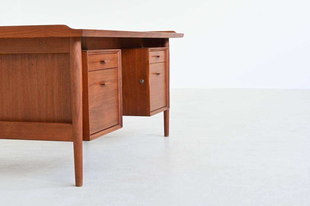 Arne Vodder writing desk model 207 in teak Sibast Denmark 1960