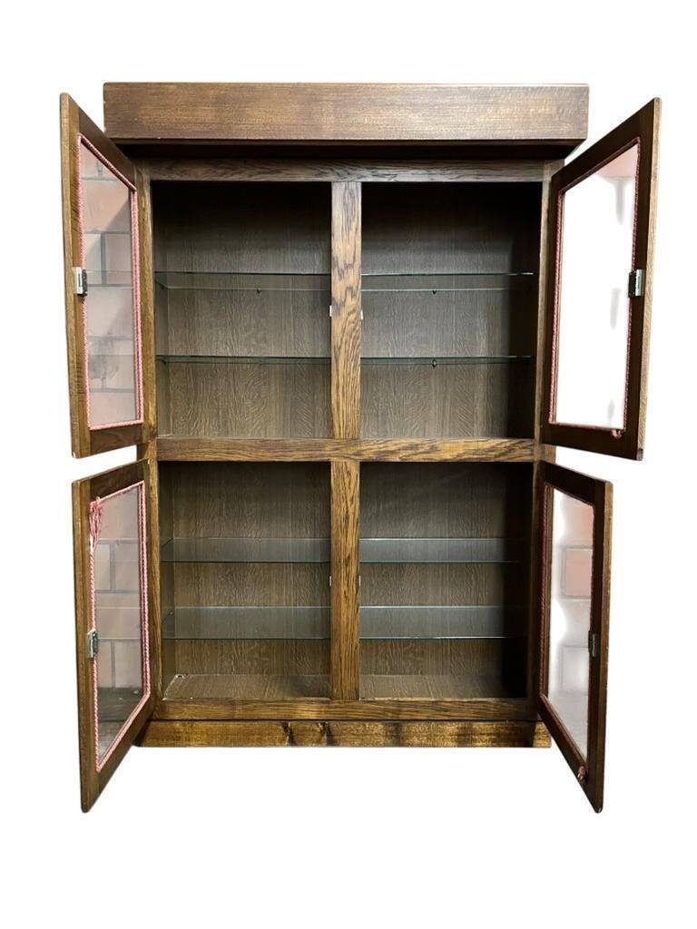 Vitrine vintage robuste en bois / armoire
