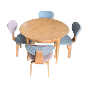 chaises et table par