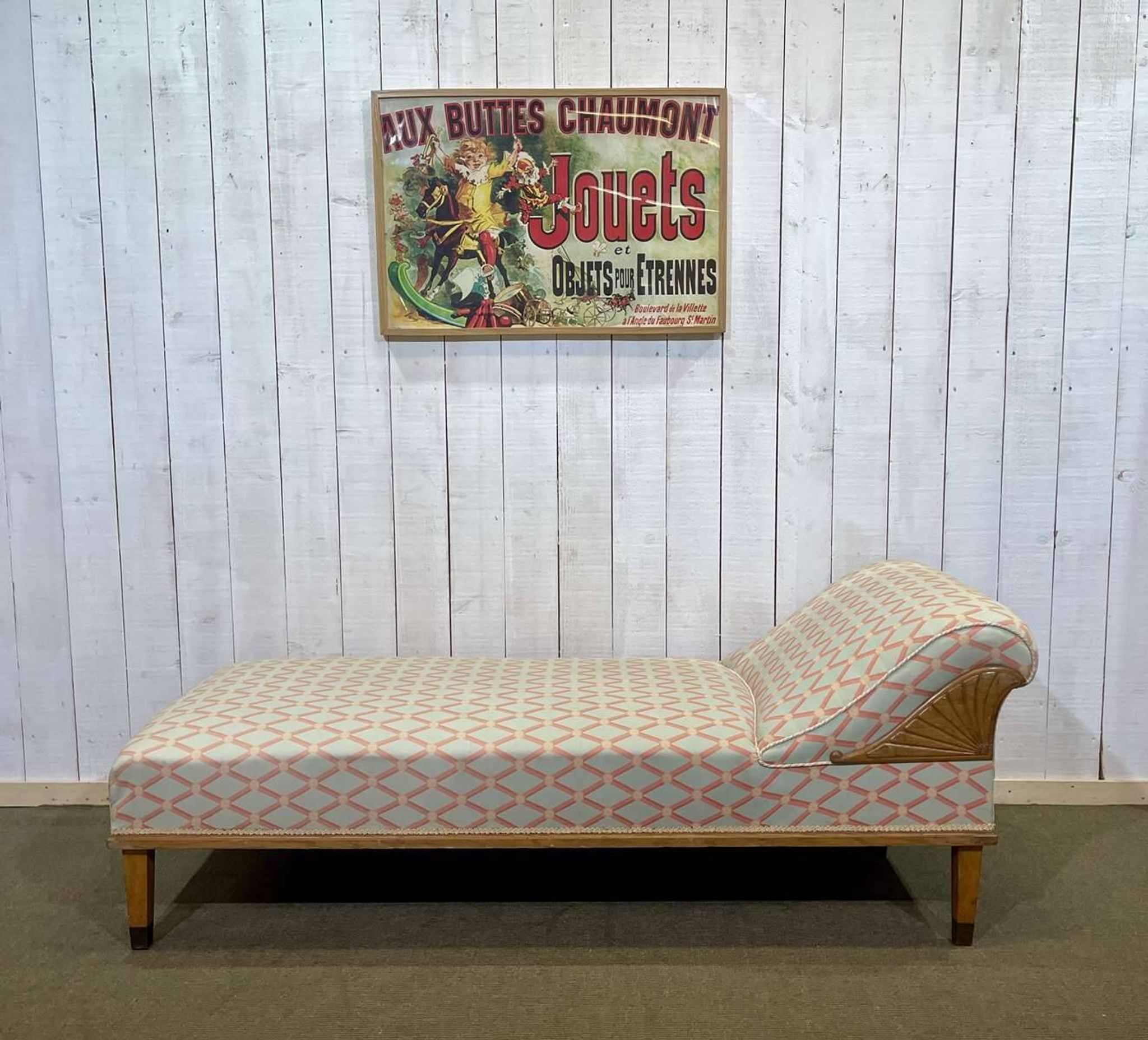 English daybed from the early 20th century in oak, some stains on the fabric