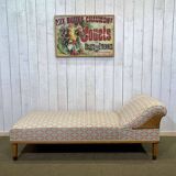 Lit de repos anglais début XXème en chêne, quelques tâches sur le tissu