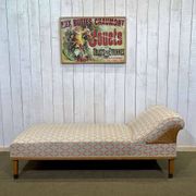 English daybed from the early 20th century in oak, some stains on the fabric