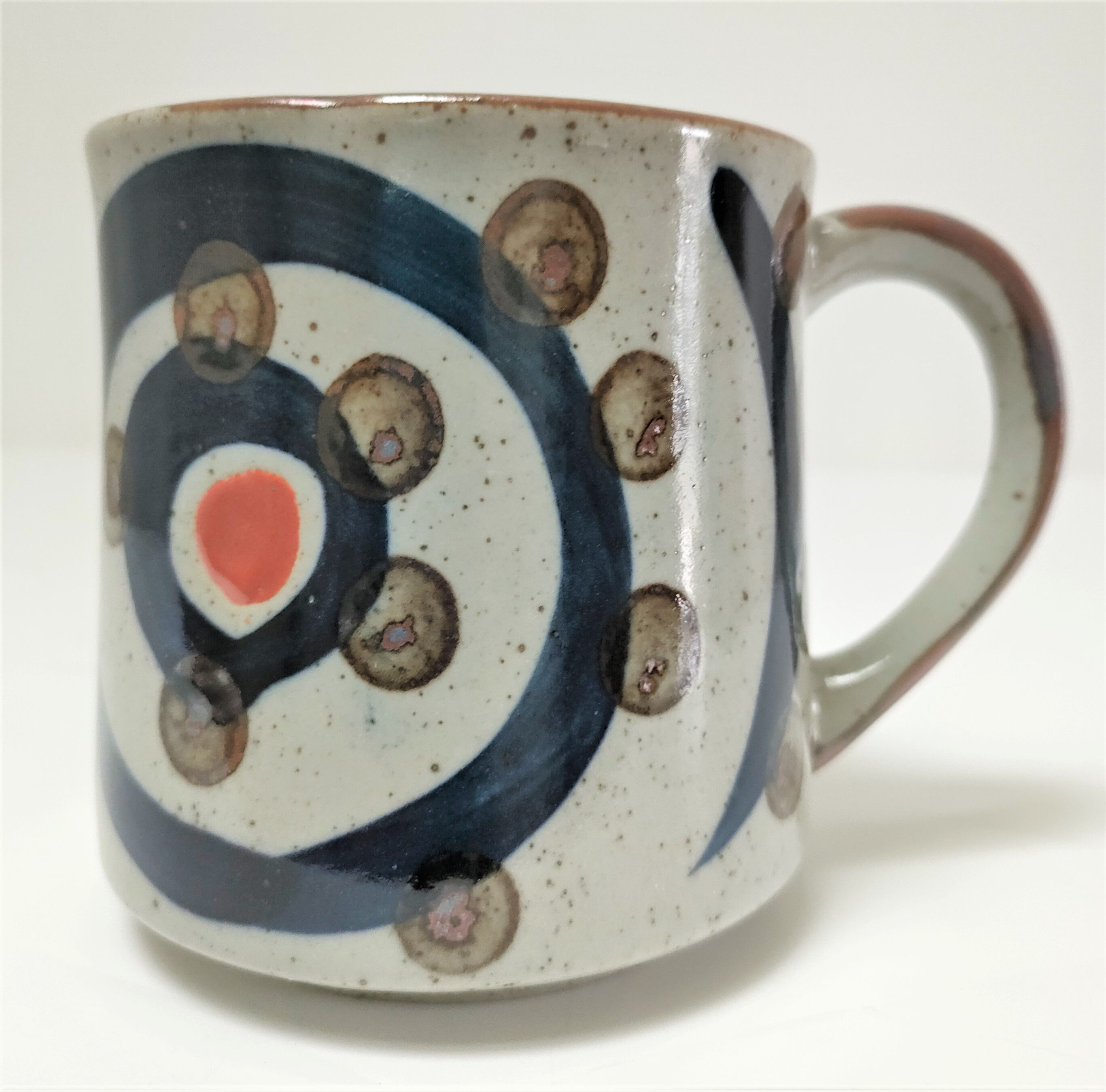Dix mugs en grès émaillé décors bleu et ocre design années 80