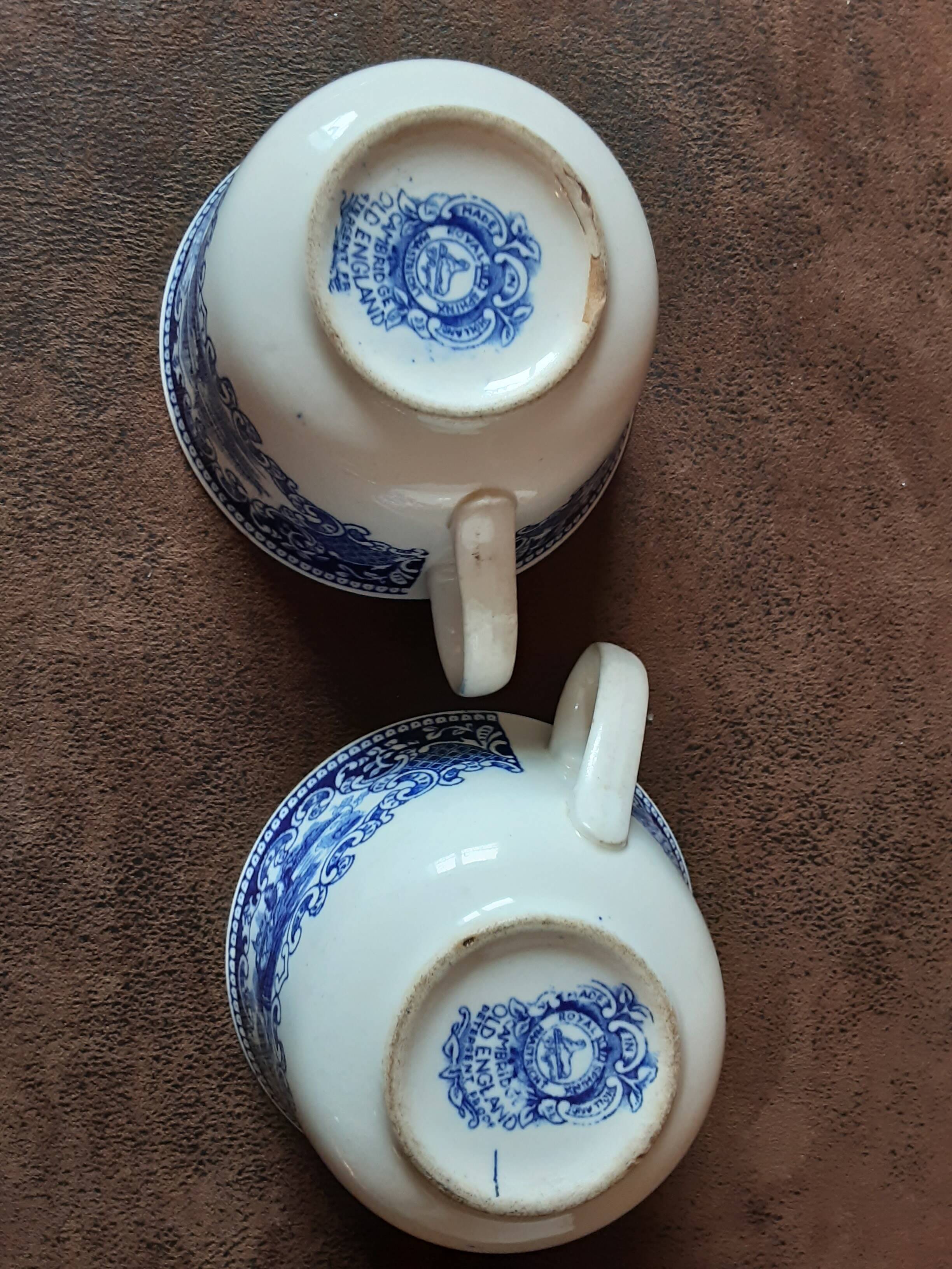 Set of 2 England cups and saucer