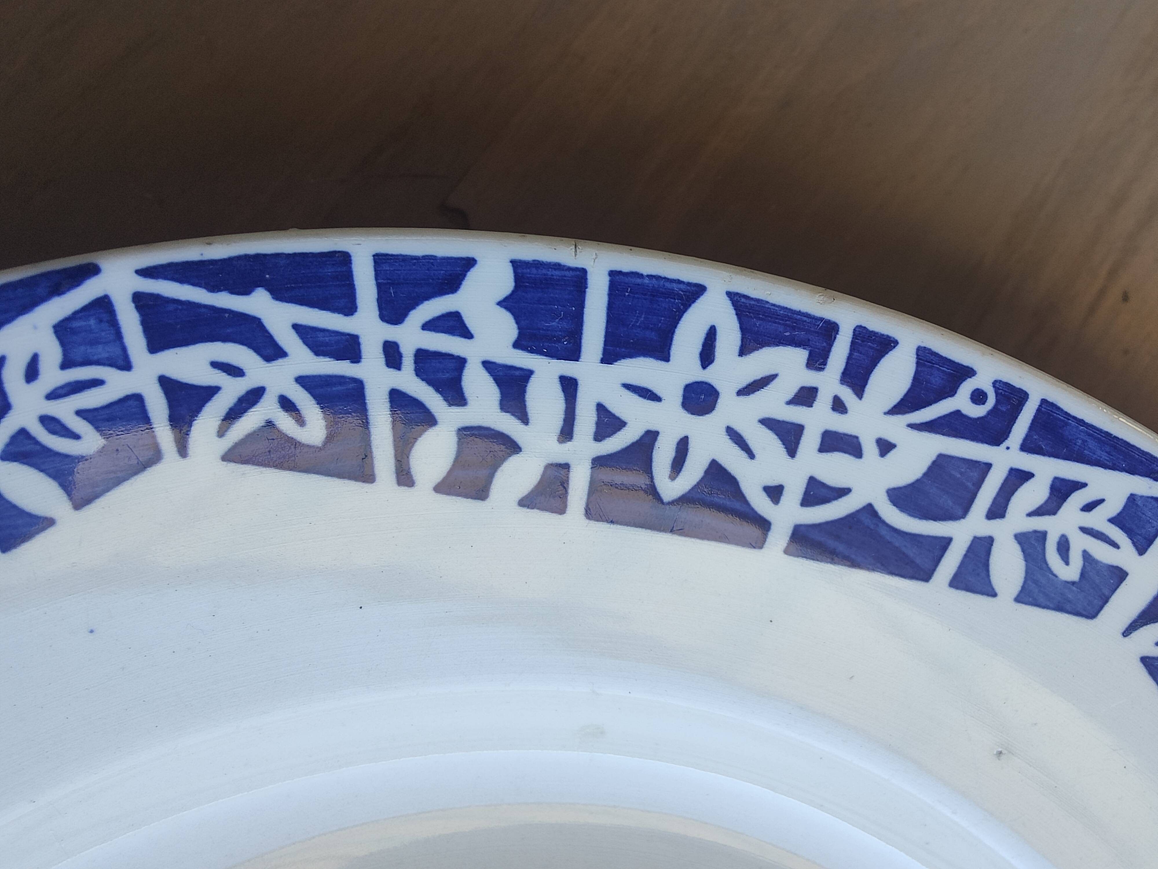 Set of 3 iron earth flat plates Faïencerie Niderviller. Blue and white “Art Deco” decor.