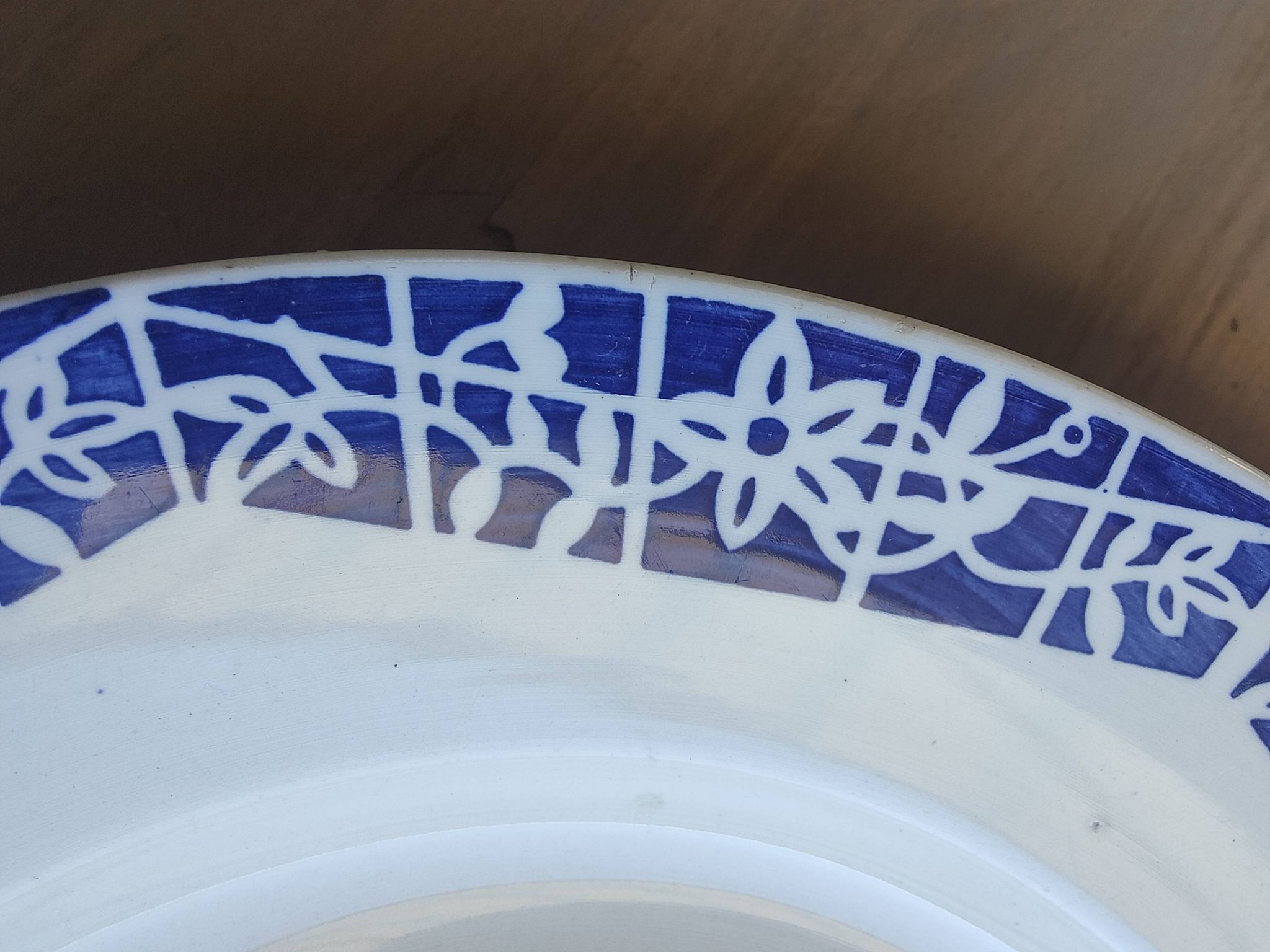 Set of 3 iron earth flat plates Faïencerie Niderviller. Blue and white “Art Deco” decor.