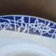 Lot de 3 assiettes plates terre de fer Faïencerie Niderviller. Décor "Art déco" bleu et blanc.