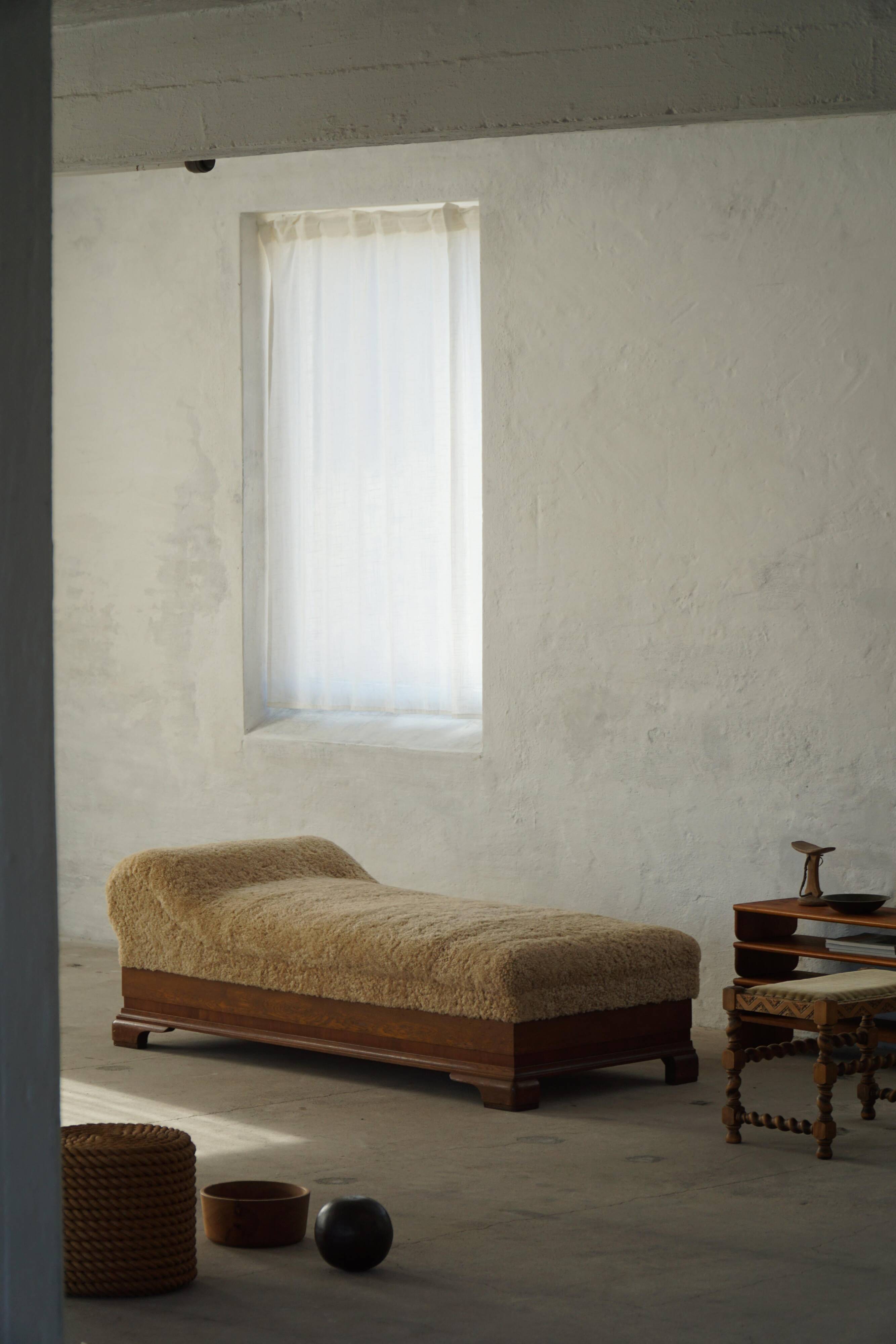 Art Deco, upholstered daybed in lambswool, Danish cabinetmaker, 1930s.