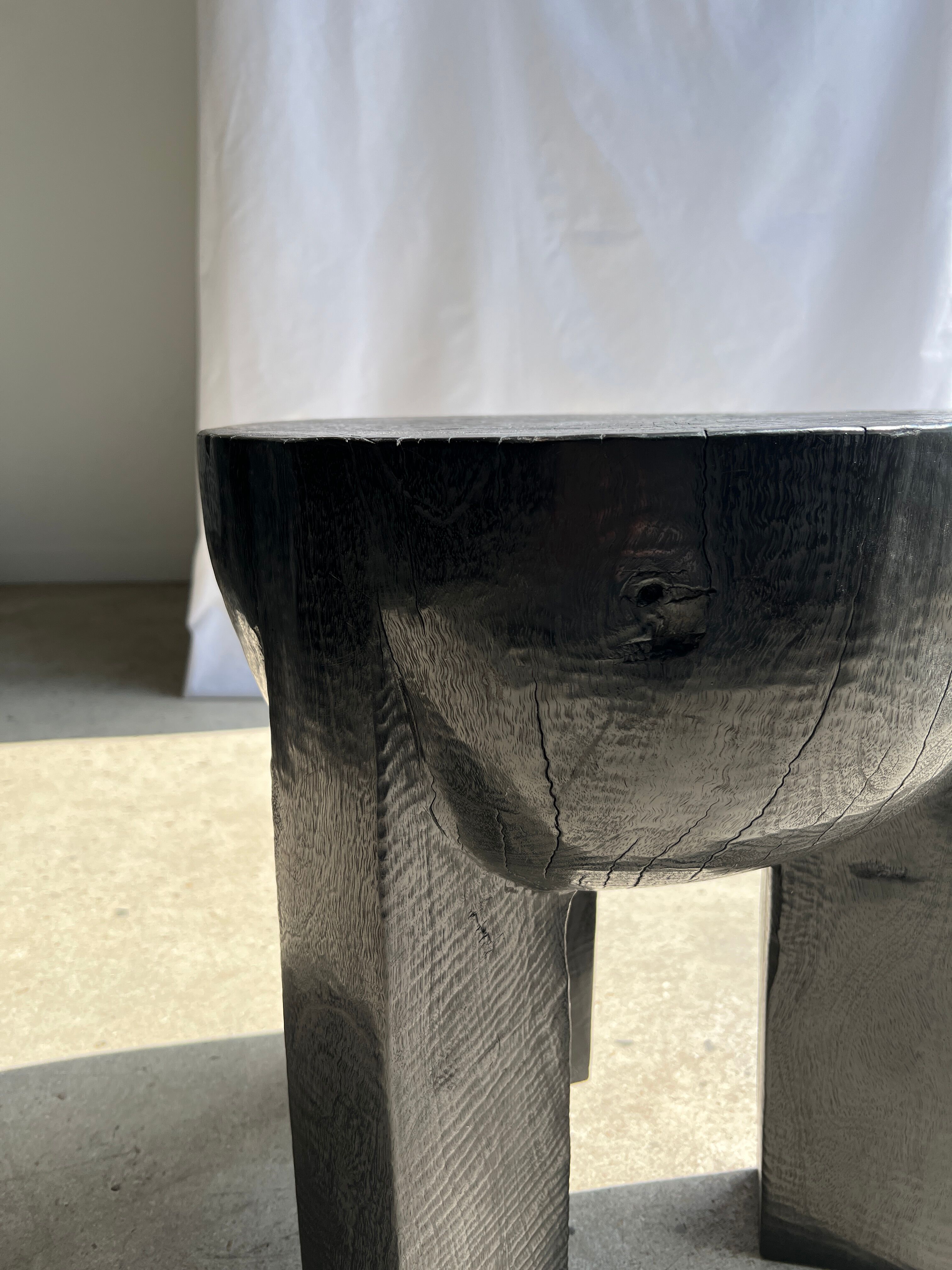 Black mango wood tripod side table with a semi-spherical top, height: 45 cm, diameter: 44 cm.