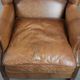Fauteuil à oreilles de style anglais couleur cognac en cuir de vache.
