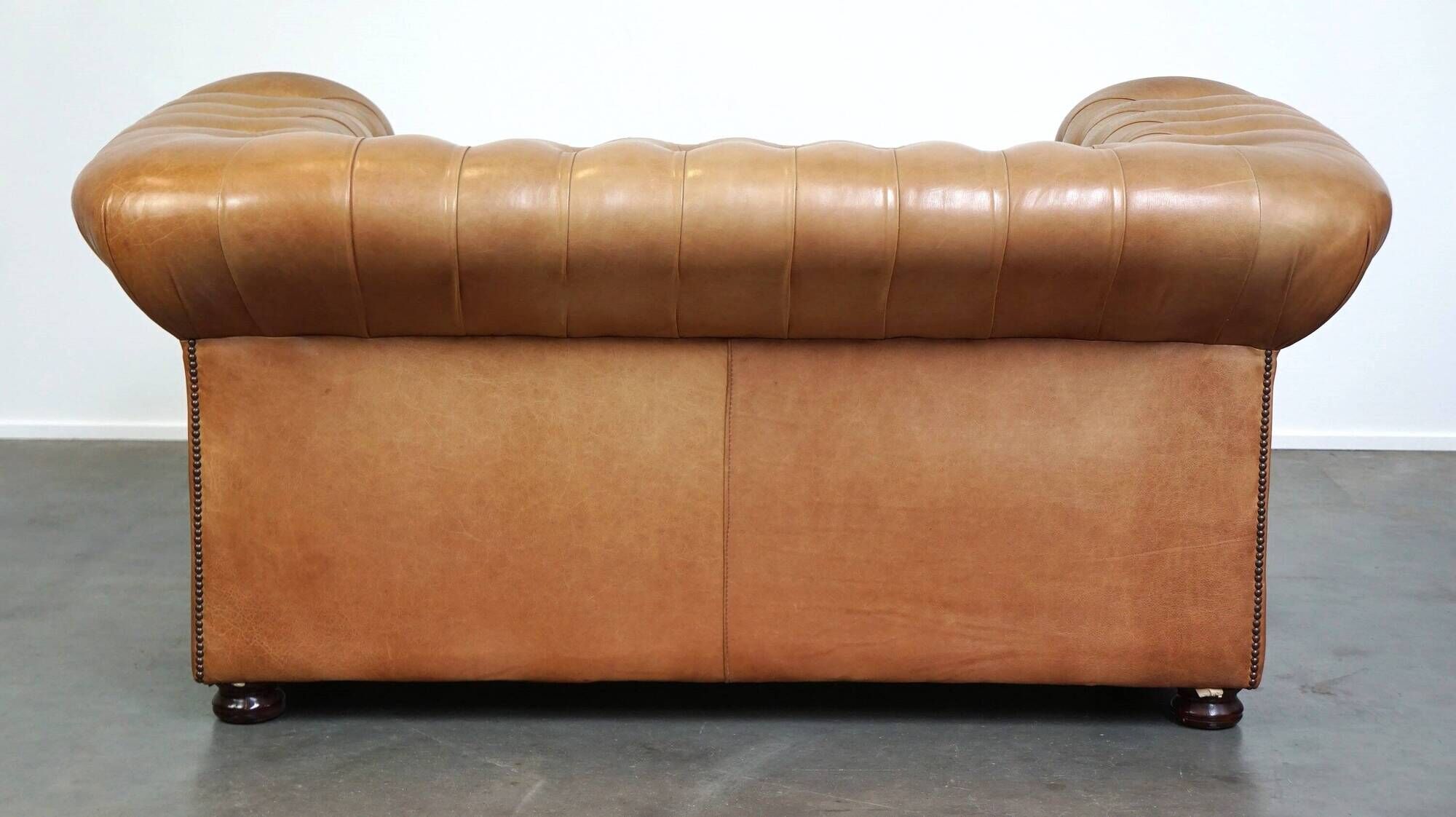 Chesterfield 2-seater sofa in light brown/cream English cowhide leather