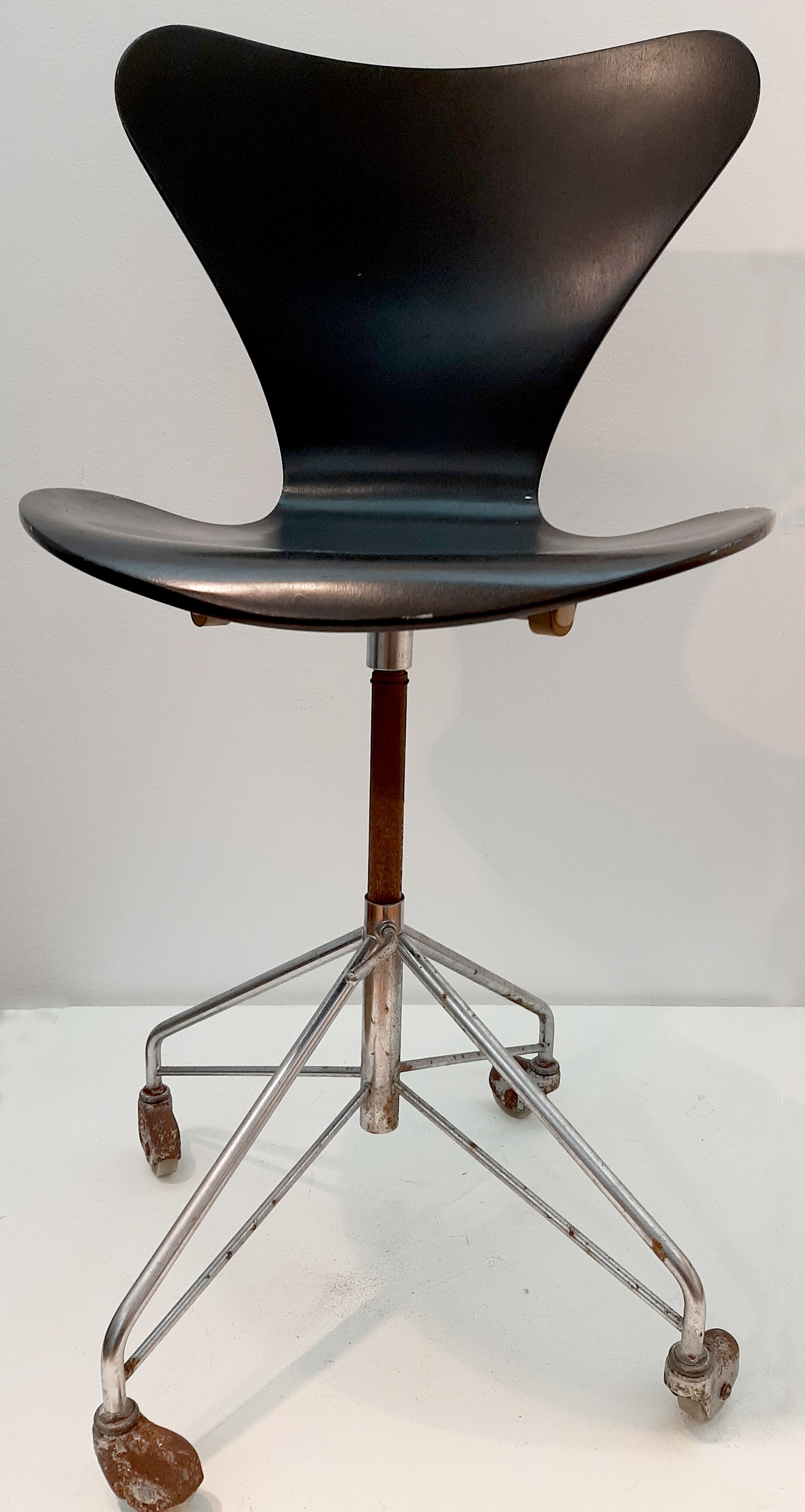 Arne Jacobsen's Seven Swivel Desk Chaide