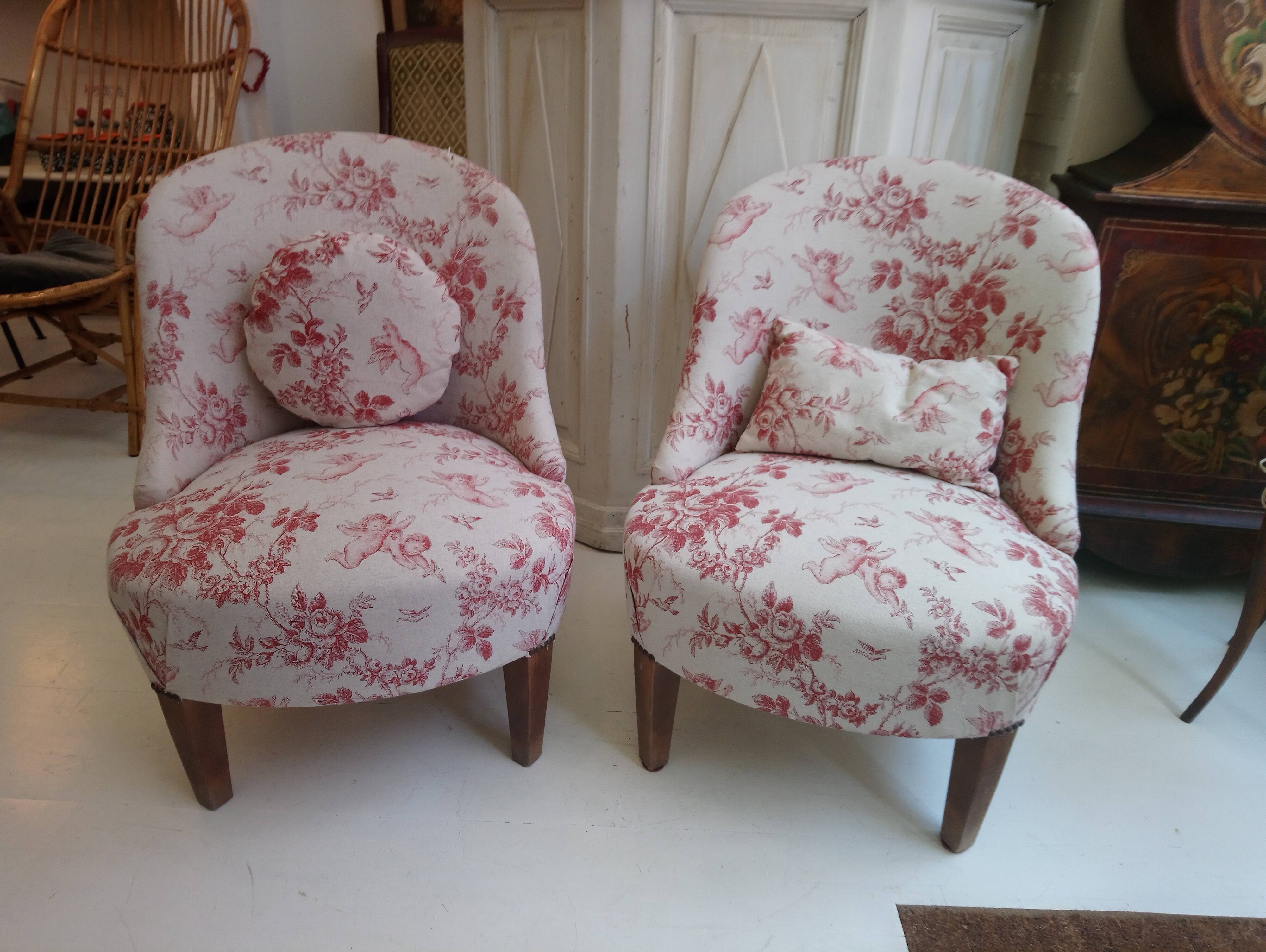 Pair of chairs toads