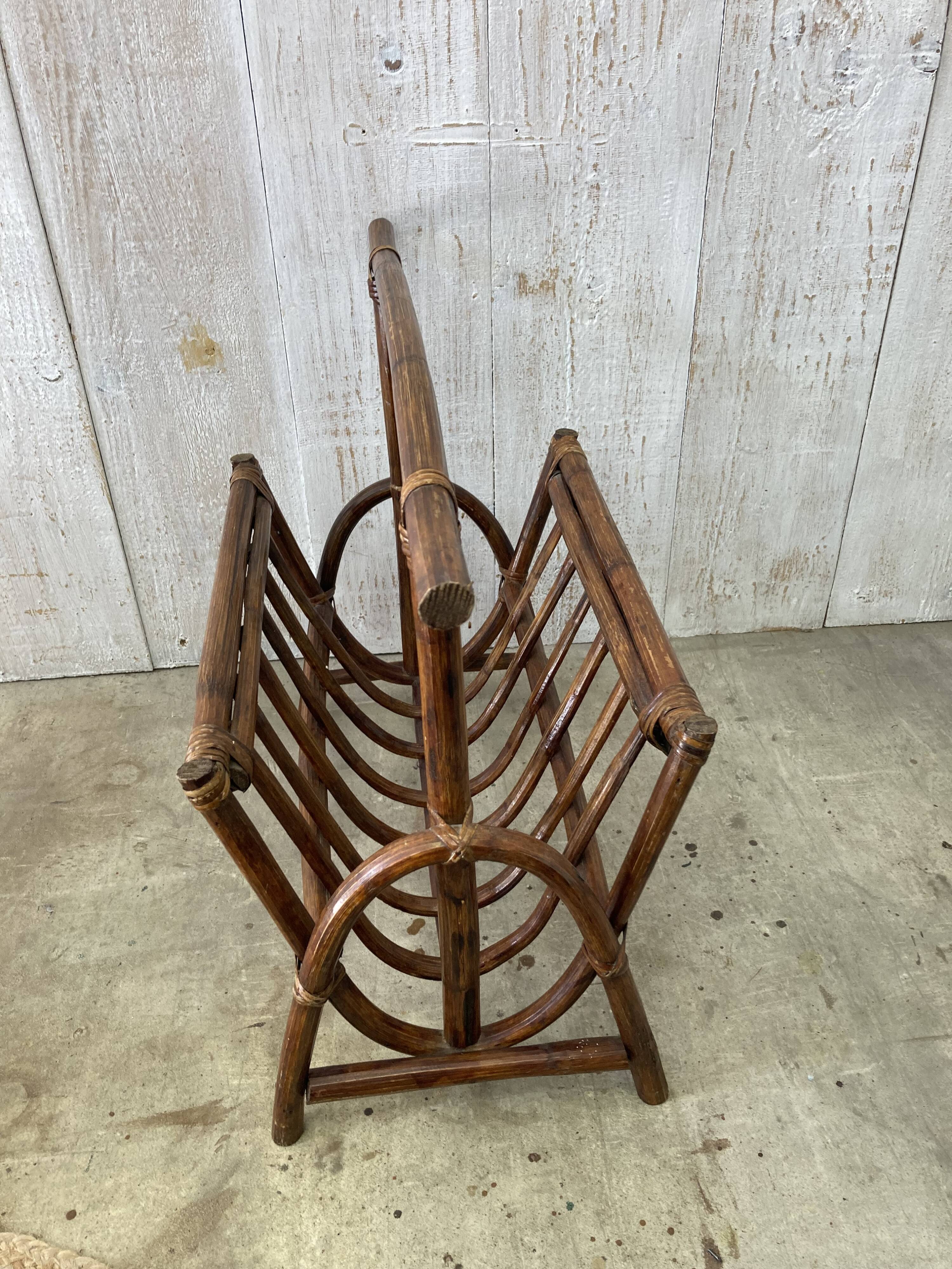 Porte revues en rotin