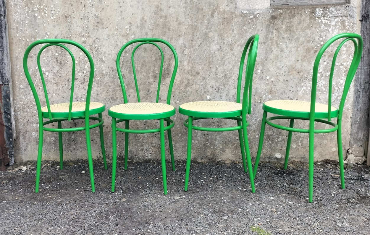 Lot de quatre chaises bistrot en métal laqué vert