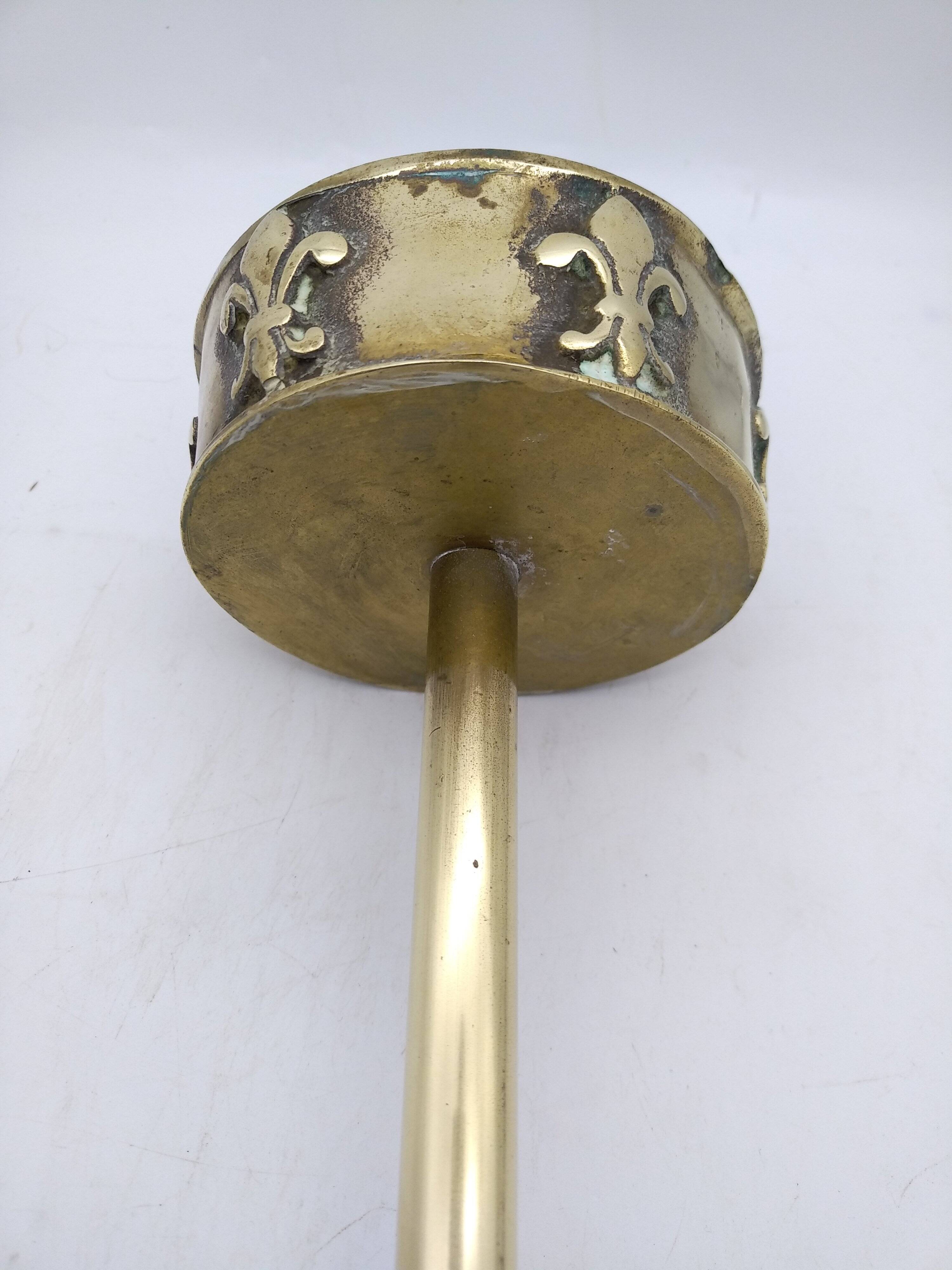 Ashtray on foot. Bronze and brass, with fleur-de-lis decoration.