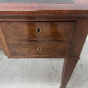 Bureau plat de style Louis XVI en acjou et placage XIX siècle