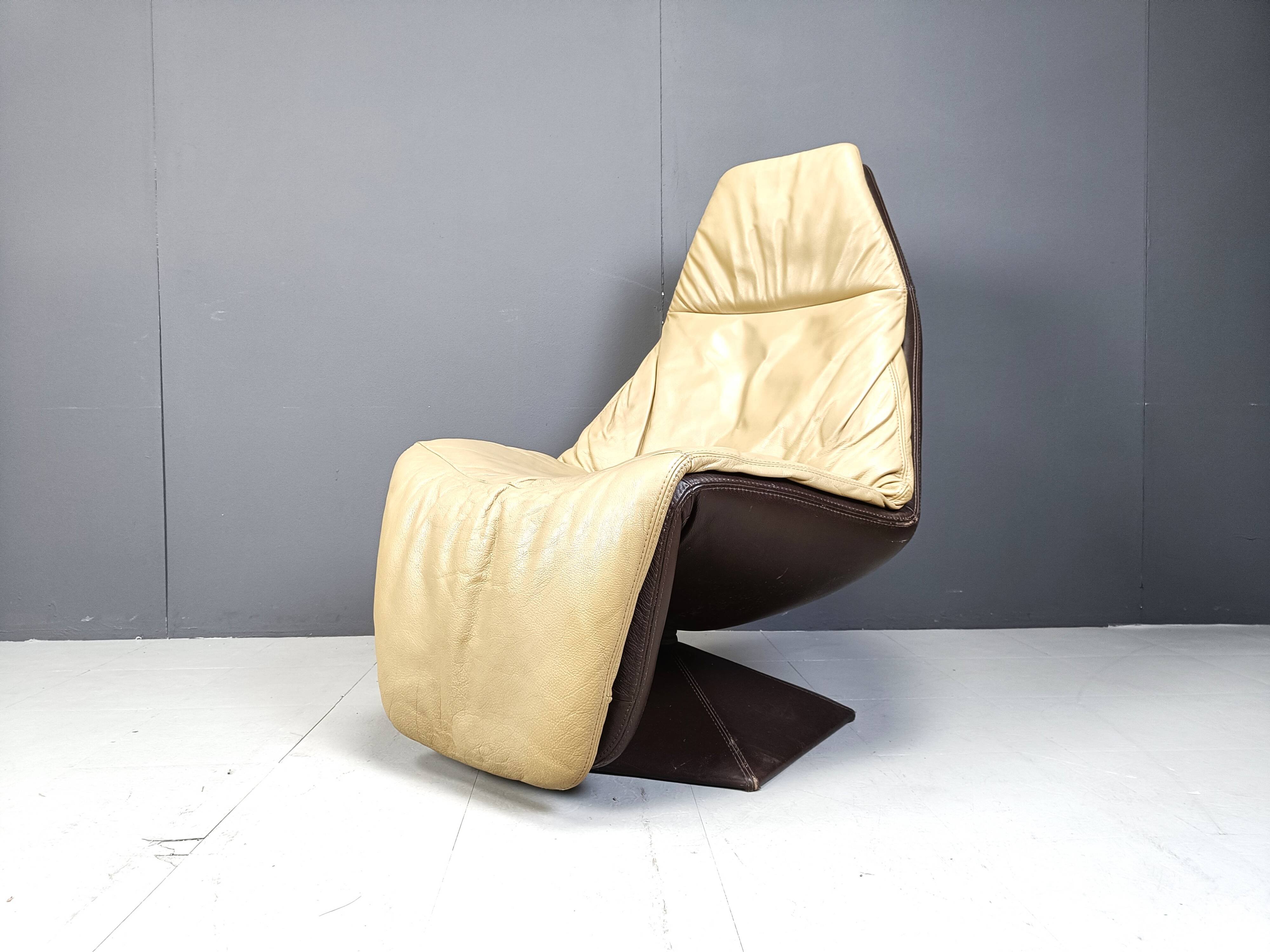 Chaise pivotante vintage en cuir avec ottoman, années 1970